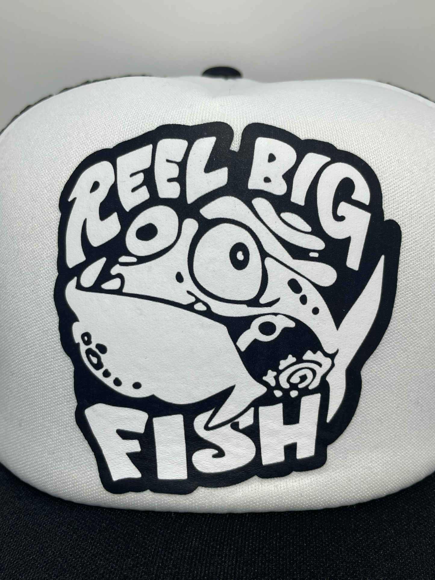 Casquette de camionneur avec logo de poisson idiot