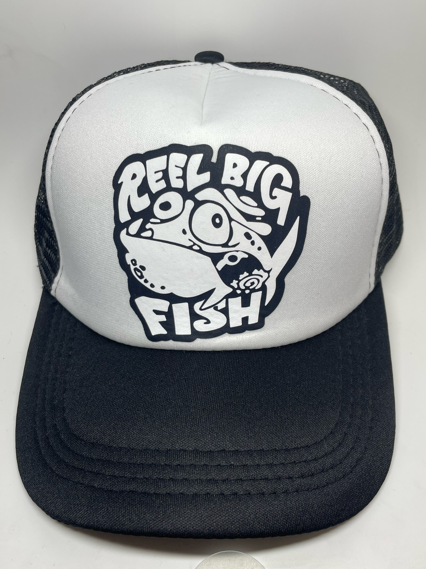 Casquette de camionneur avec logo de poisson idiot